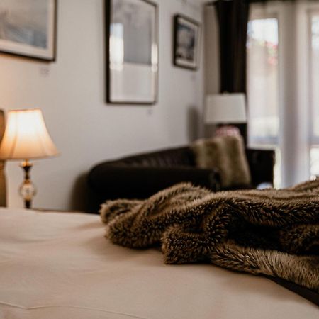 Daylesford Art Motel Superior Suites Exterior foto A bed with a throw