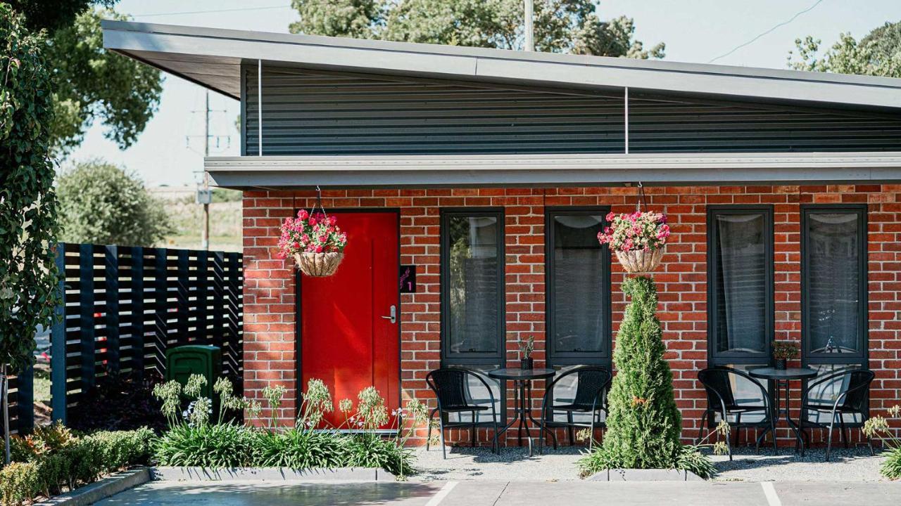 Daylesford Art Motel Superior Suites Exterior foto The exterior of the house