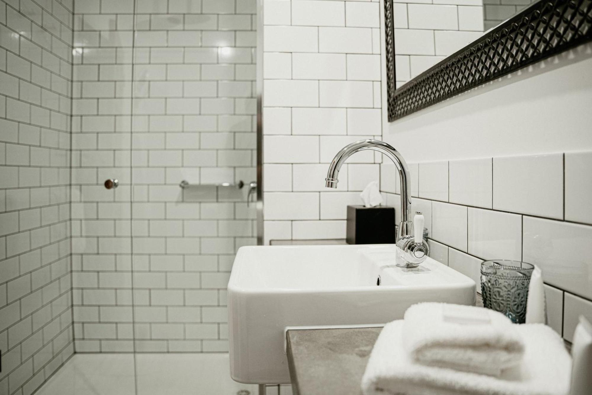 Daylesford Art Motel Superior Suites Exterior foto Bathroom