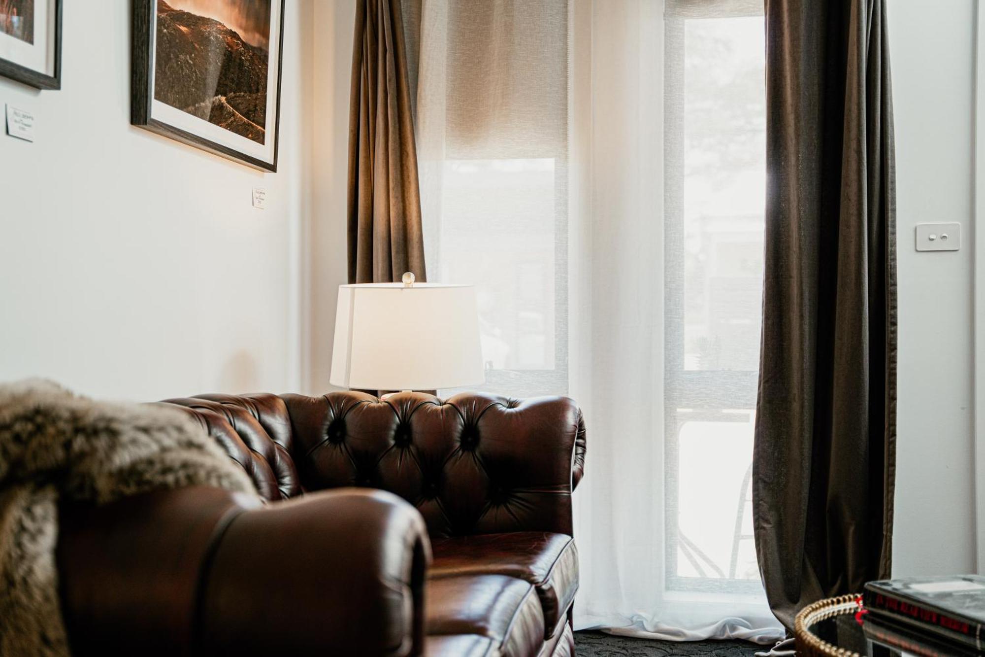 Daylesford Art Motel Superior Suites Exterior foto A living room with a leather sofa