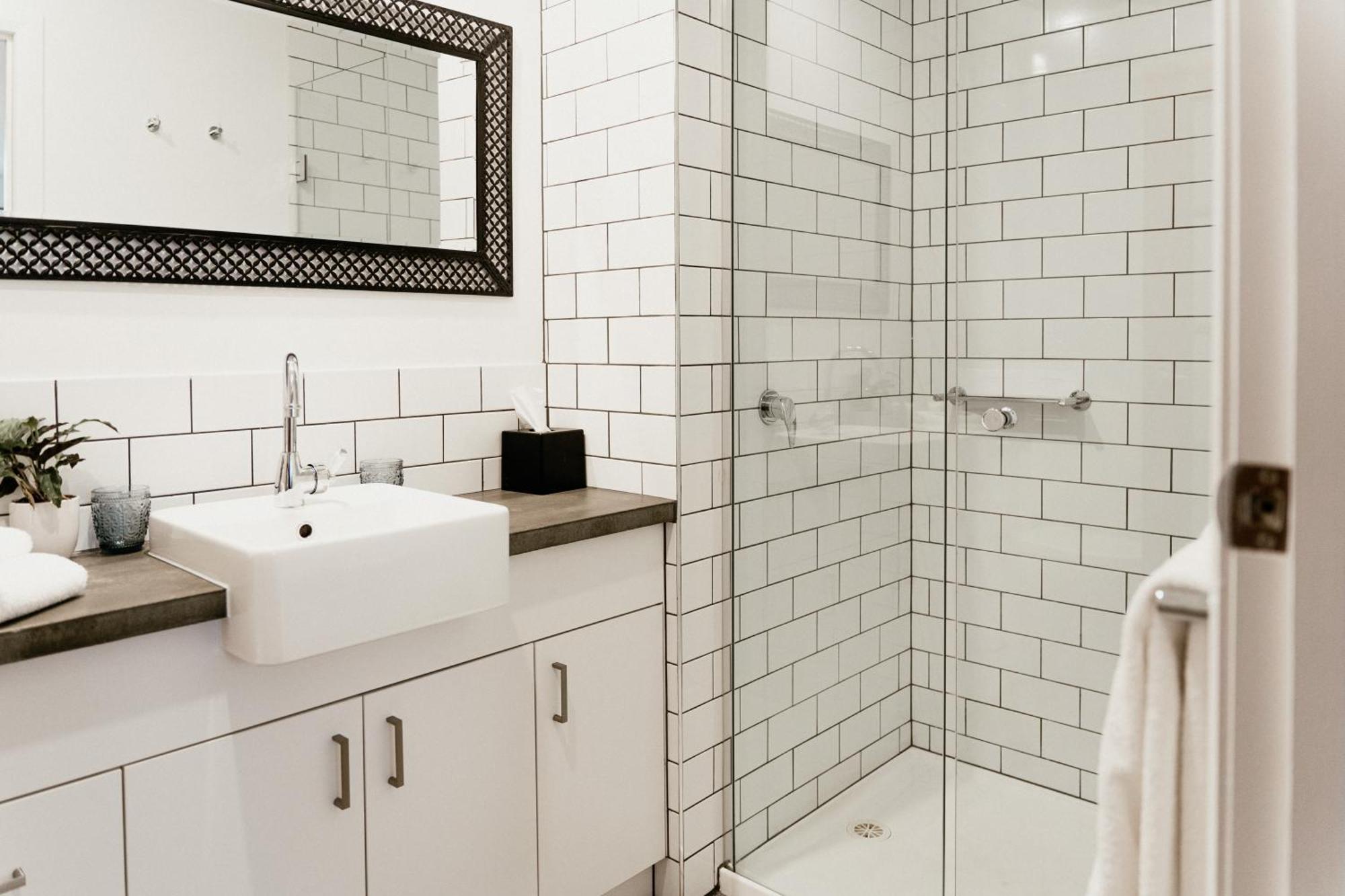 Daylesford Art Motel Superior Suites Exterior foto A shower cubicle