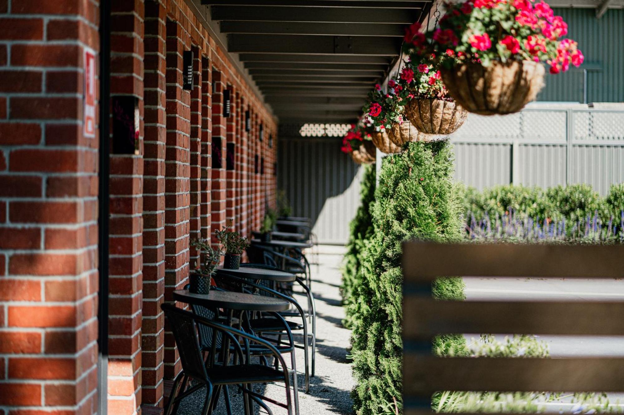 Daylesford Art Motel Superior Suites Exterior foto The patio at the 1906