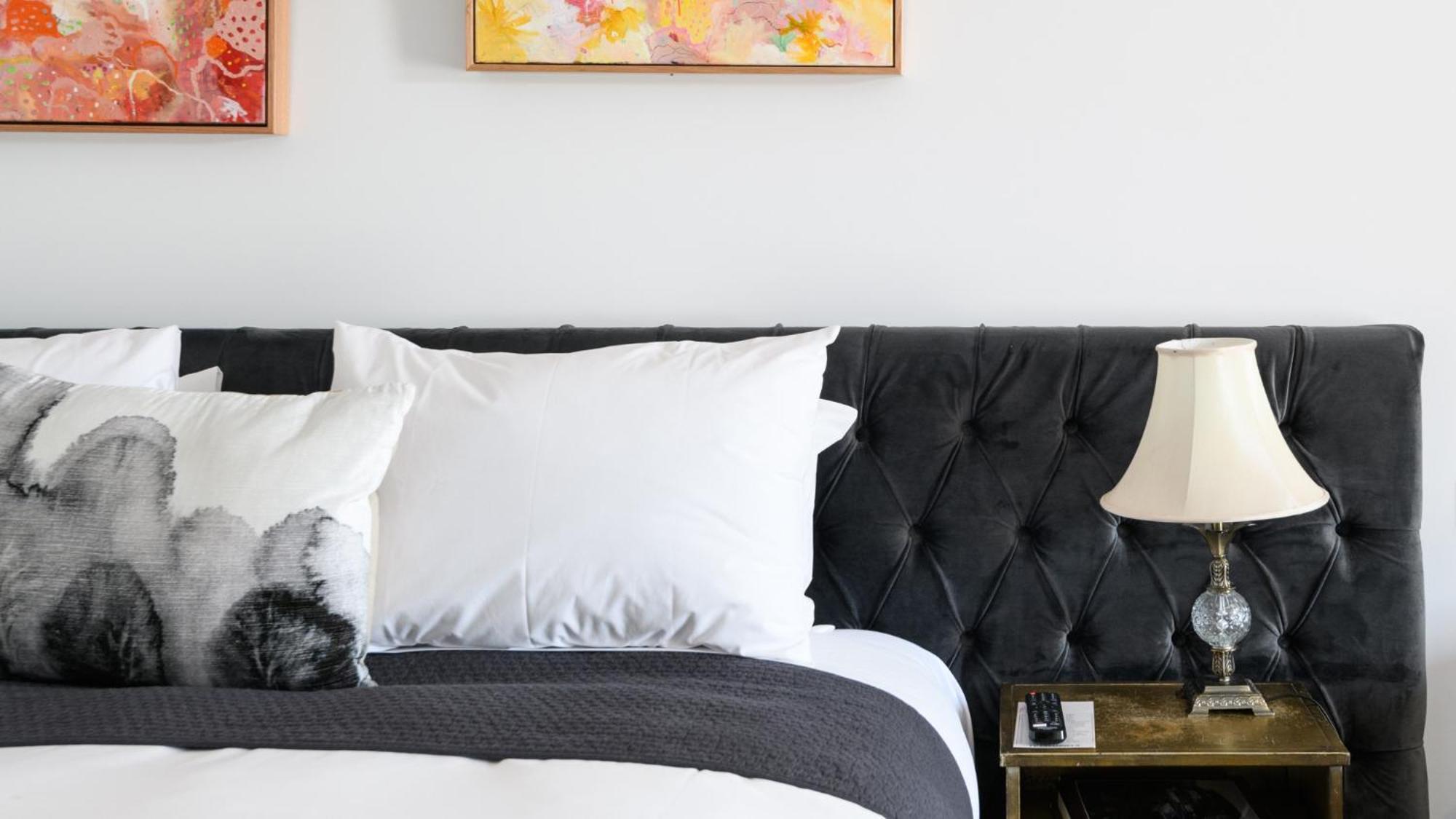 Daylesford Art Motel Superior Suites Exterior foto A bed with a headboard