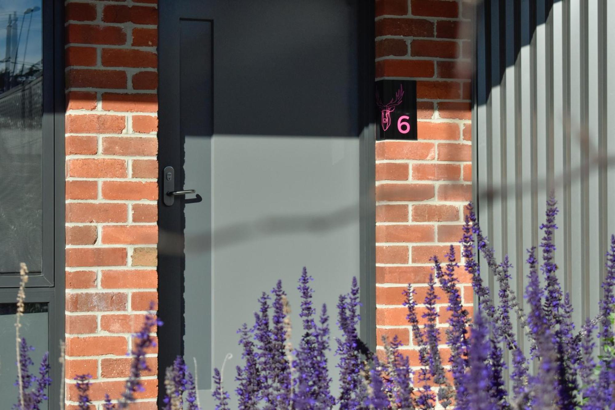Daylesford Art Motel Superior Suites Exterior foto A house number