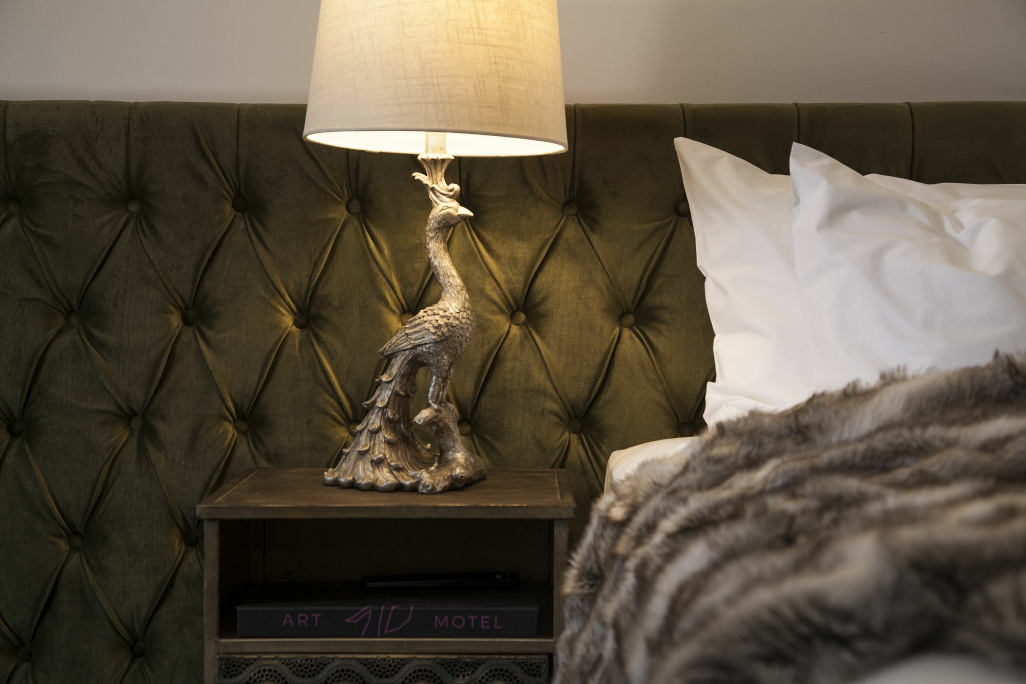 Daylesford Art Motel Superior Suites Exterior foto A bed with a tufted headboard