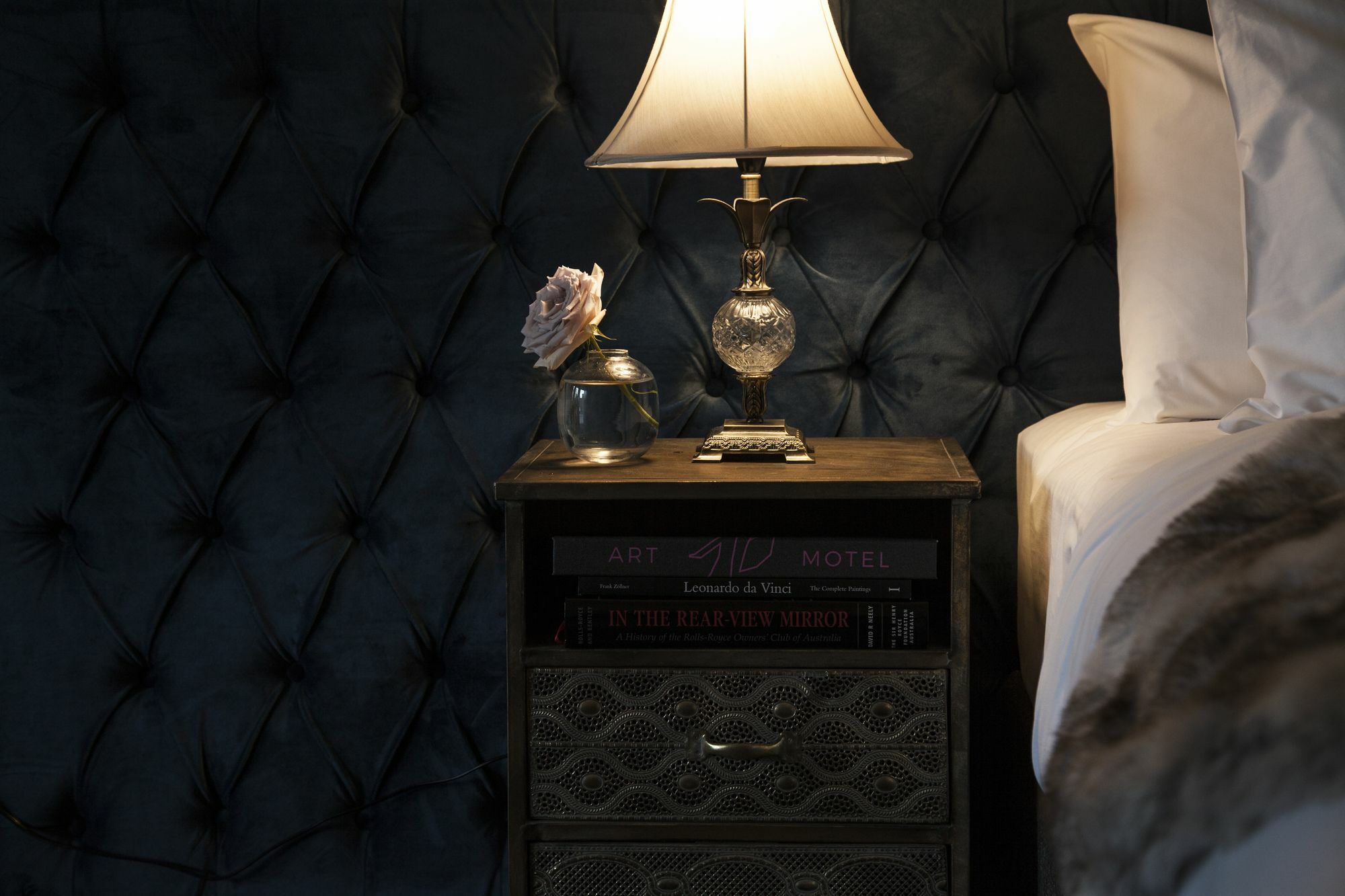Daylesford Art Motel Superior Suites Exterior foto A bedside table