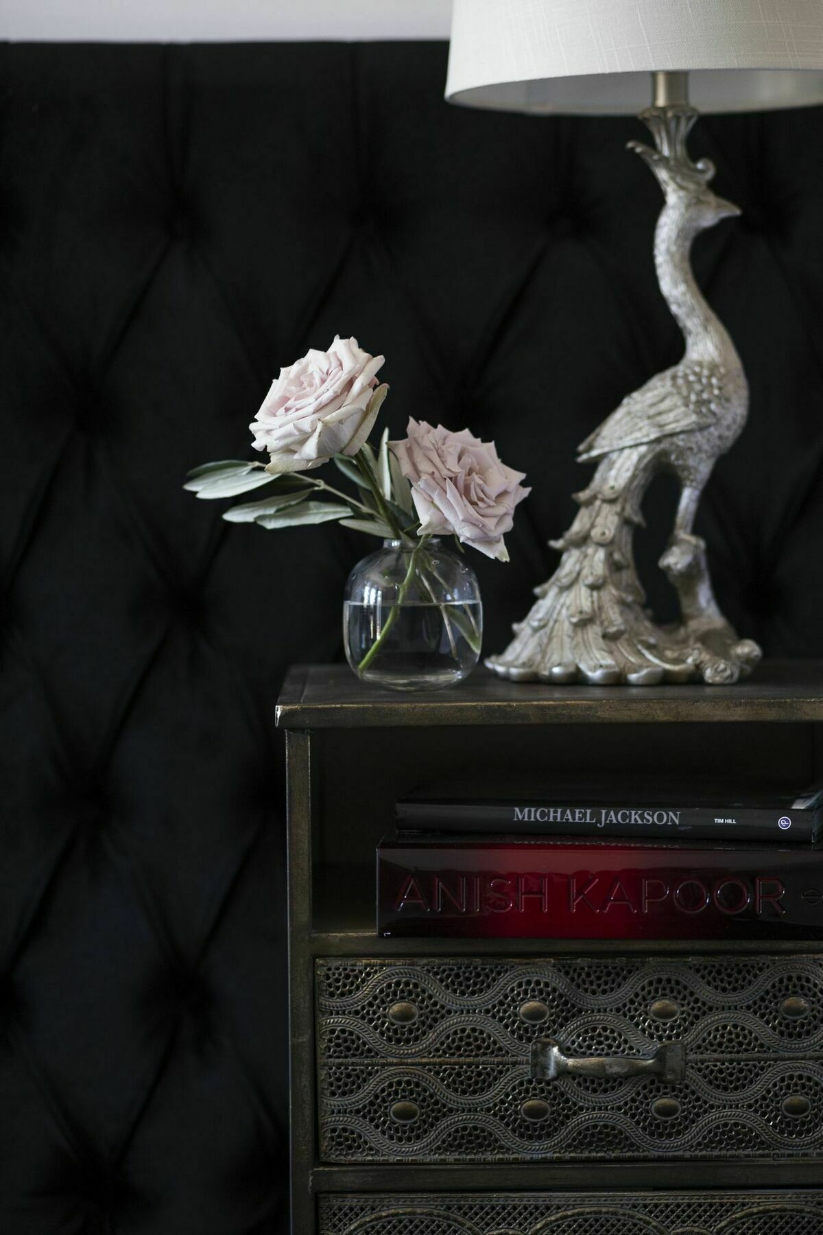 Daylesford Art Motel Superior Suites Exterior foto A vase of flowers