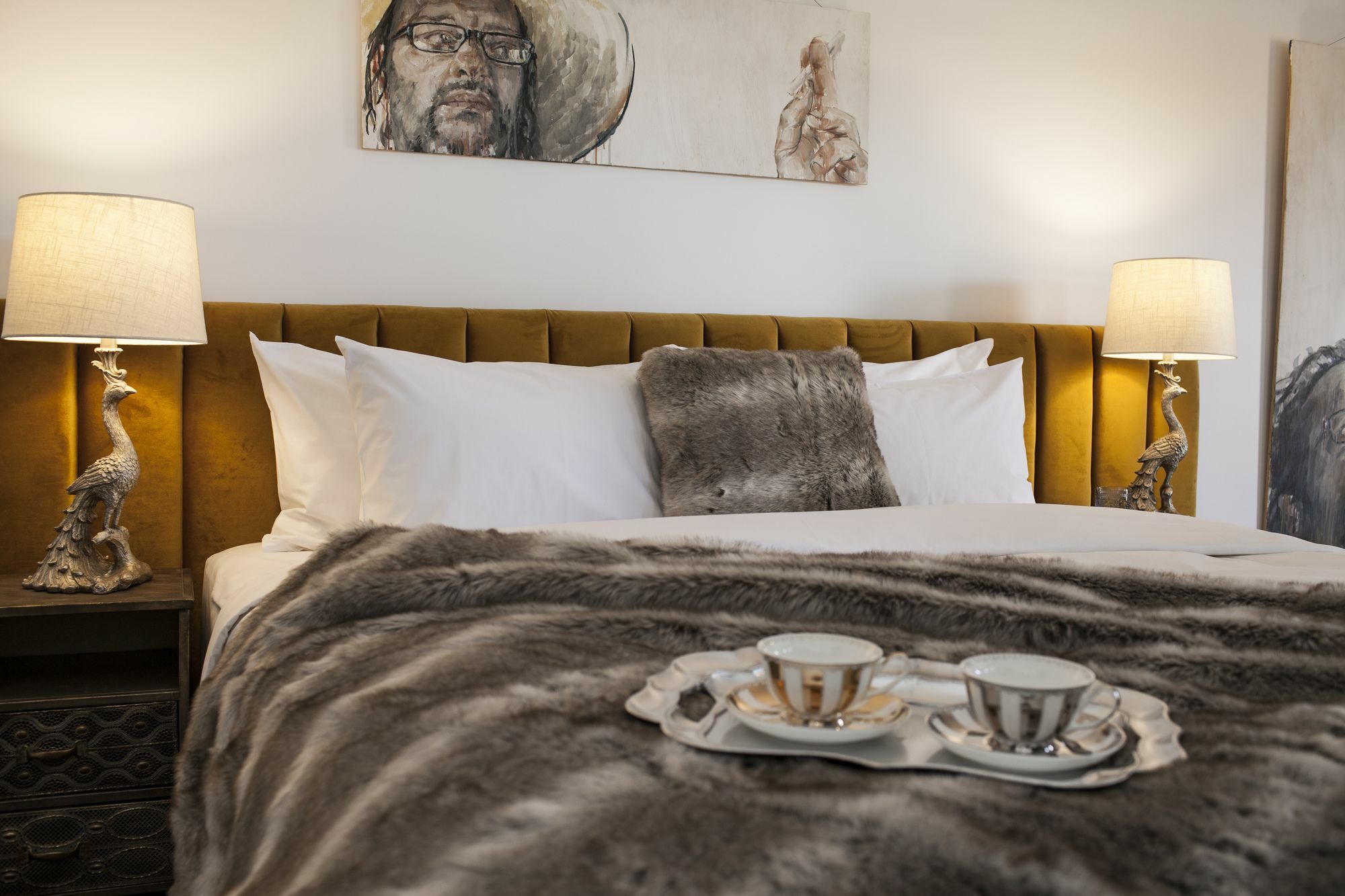 Daylesford Art Motel Superior Suites Exterior foto A mink fur throw